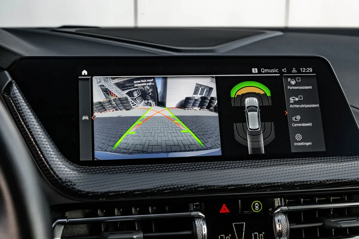 118i Automaat | Camera | Stoelverwarming l Cruise control | Navigatie | 17" LMV l Digital Dash l Full LED l