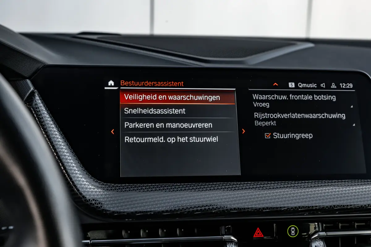 118i Automaat | Camera | Stoelverwarming l Cruise control | Navigatie | 17" LMV l Digital Dash l Full LED l