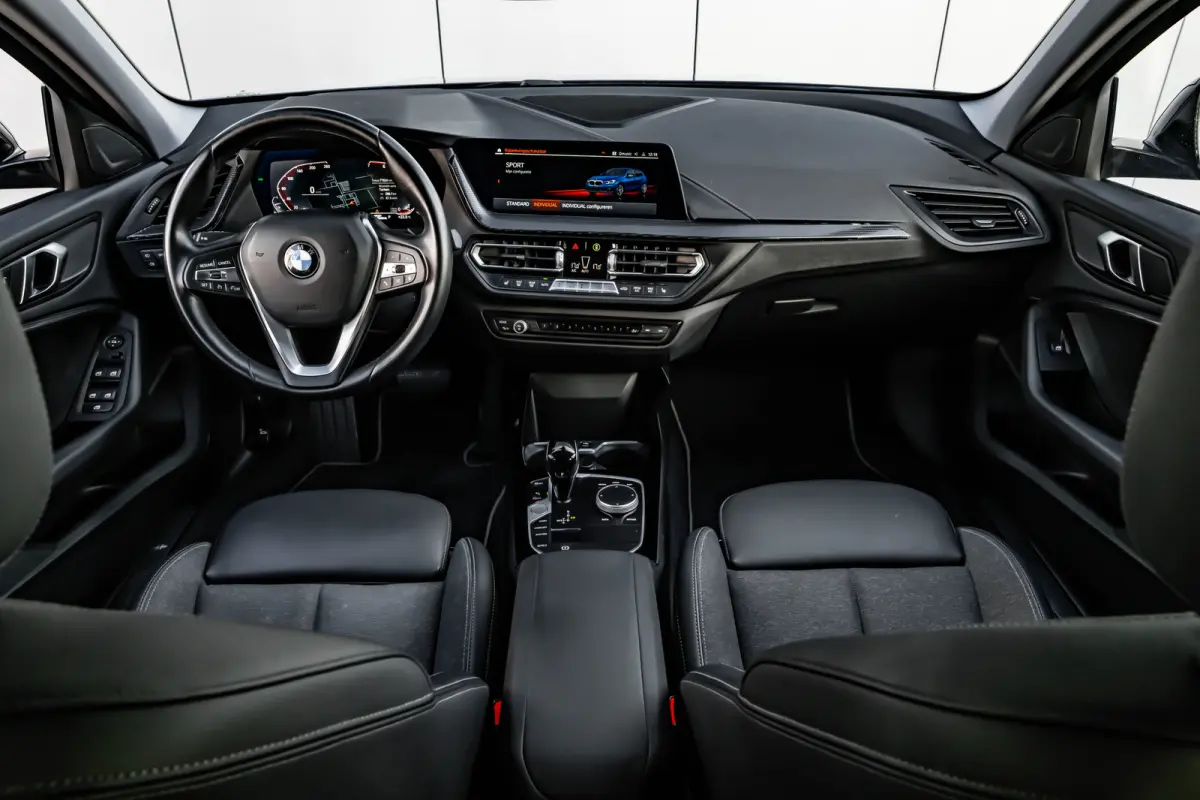118i Automaat | Camera | Stoelverwarming l Cruise control | Navigatie | 17" LMV l Digital Dash l Full LED l