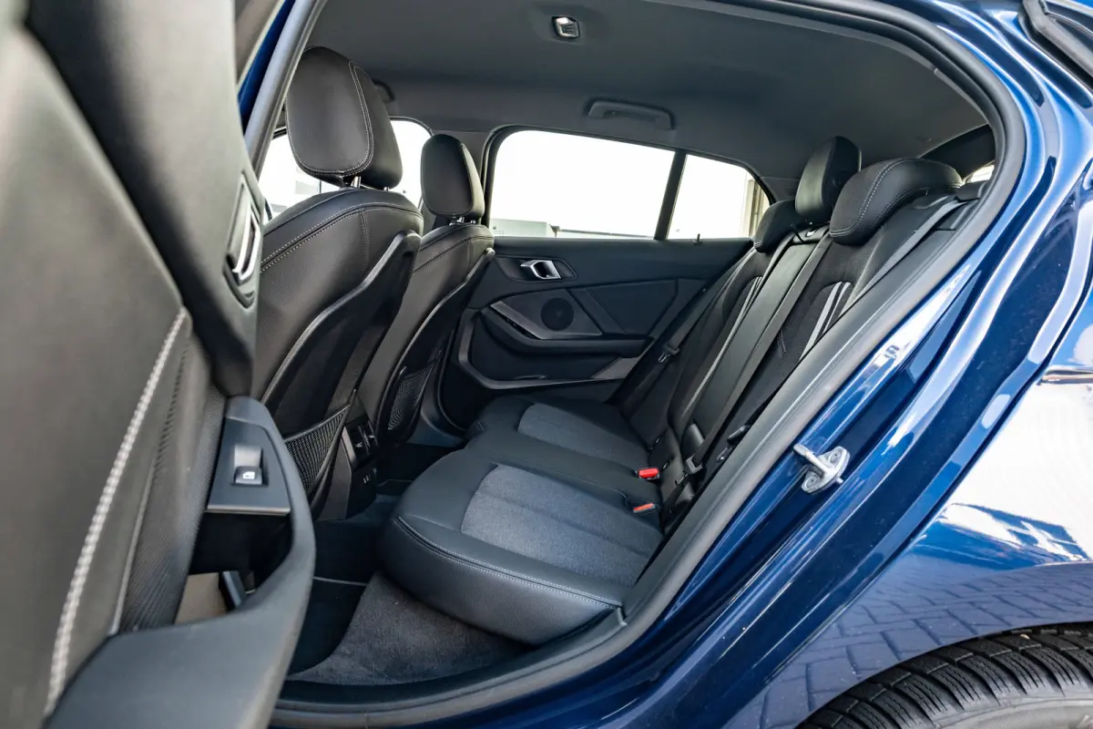 118i Automaat | Camera | Stoelverwarming l Cruise control | Navigatie | 17" LMV l Digital Dash l Full LED l