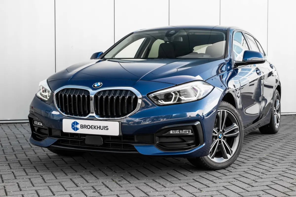 118i Automaat | Camera | Stoelverwarming l Cruise control | Navigatie | 17" LMV l Digital Dash l Full LED l