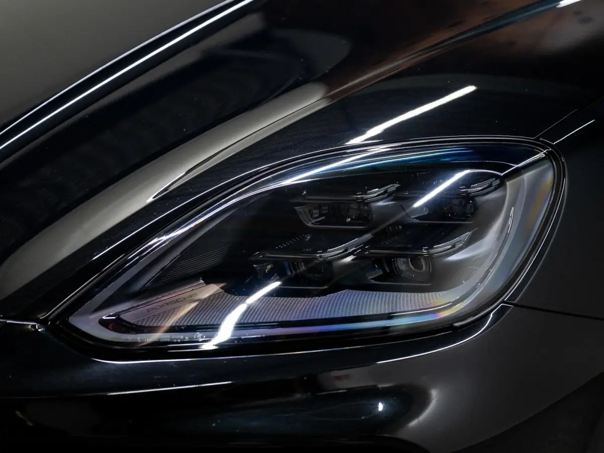 3.0 E-Hybrid Black Edition | SportDesign | Trekhaak | Achterasbest. | Sportuitlaat | HUD | Bijrijdersdisplay |