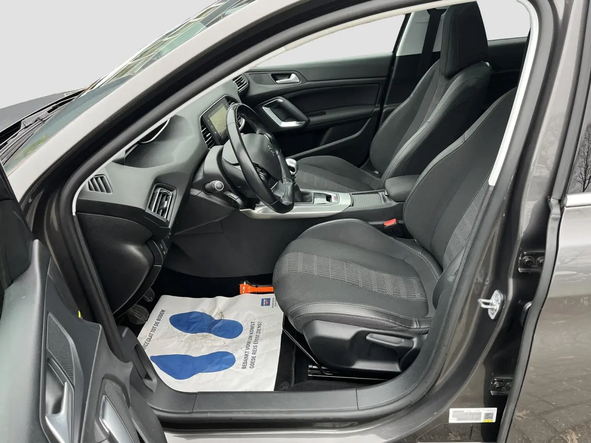 1.2 PureTech Allure | NAV. | PANORAMA | APPLE CARPLAY / ANDROID AUTO |