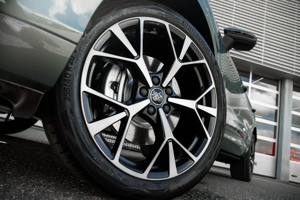 S edition | Adaptive cruise control | Audi sound system | Cruise control