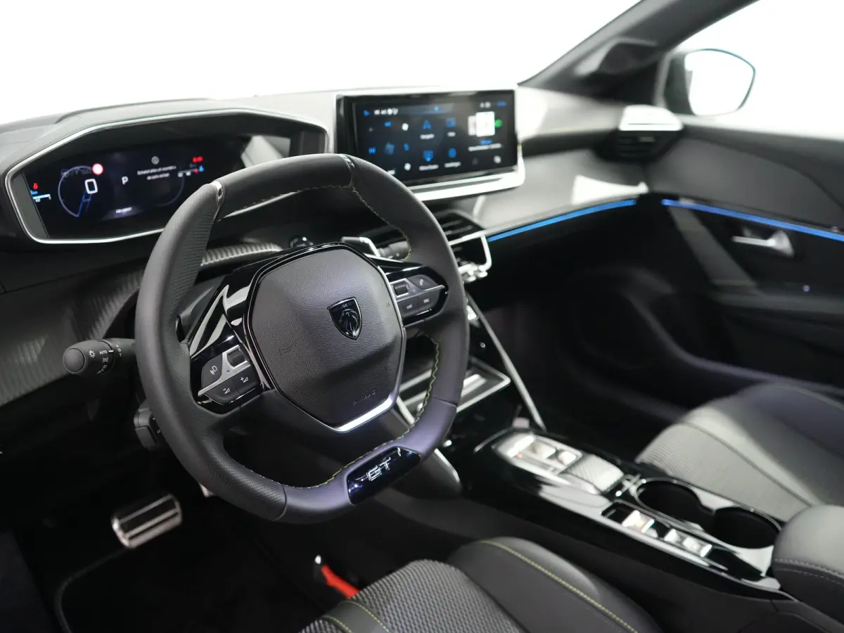 GT | Armsteunen op de voorportieren bekleed met kunstleder met groen sierstiksel (GT-Line) | Climate Control | Dashboard en deurpanelen in kunststof met carboneffect