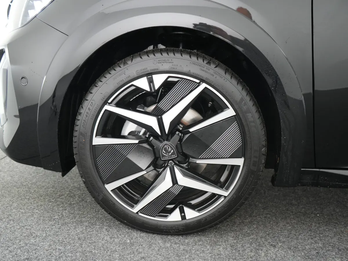 GT | Armsteunen op de voorportieren bekleed met kunstleder met groen sierstiksel (GT-Line) | Climate Control | Dashboard en deurpanelen in kunststof met carboneffect