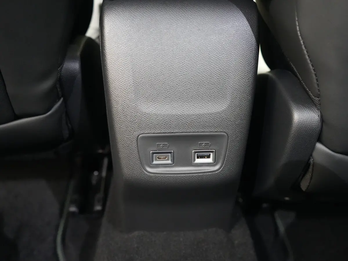 GT | Armsteunen op de voorportieren bekleed met kunstleder met groen sierstiksel (GT-Line) | Climate Control | Dashboard en deurpanelen in kunststof met carboneffect