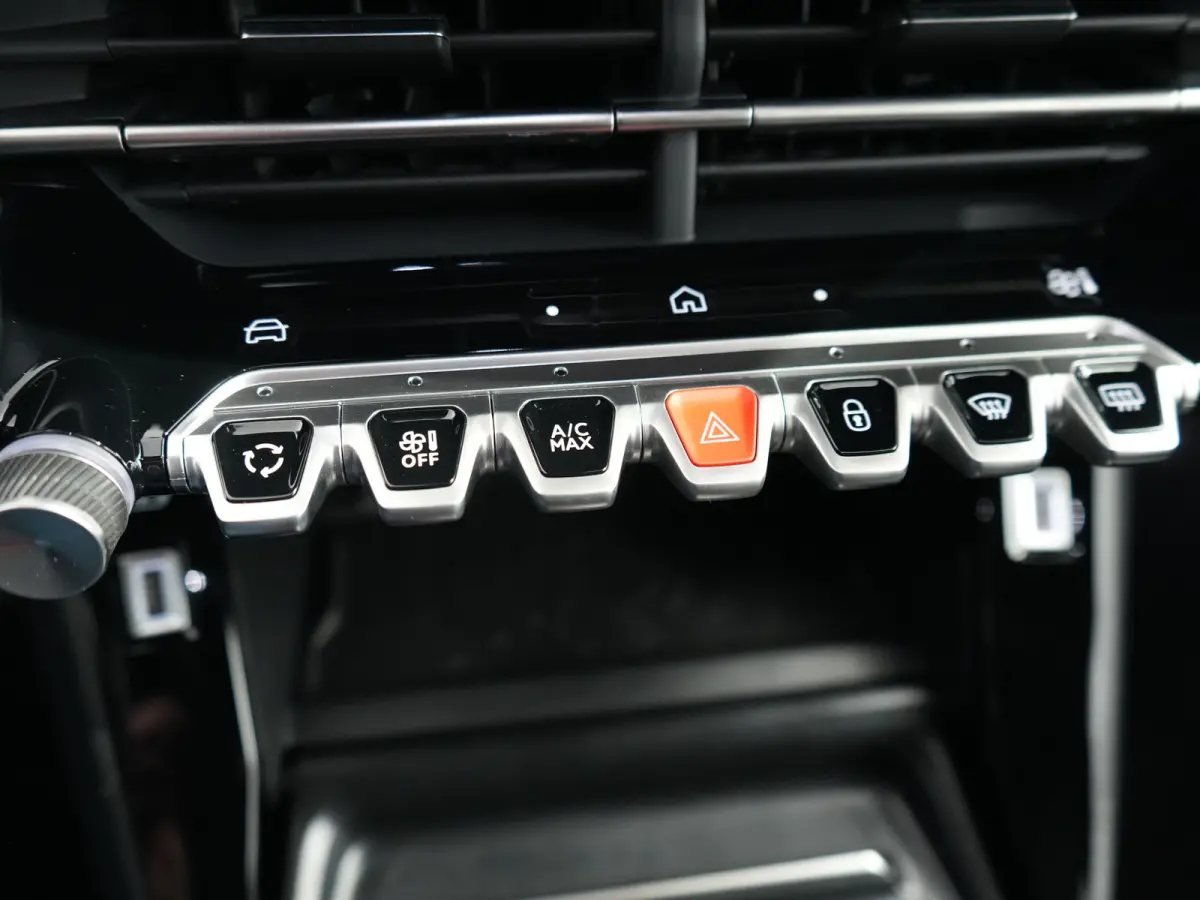 GT | Armsteunen op de voorportieren bekleed met kunstleder met groen sierstiksel (GT-Line) | Climate Control | Dashboard en deurpanelen in kunststof met carboneffect