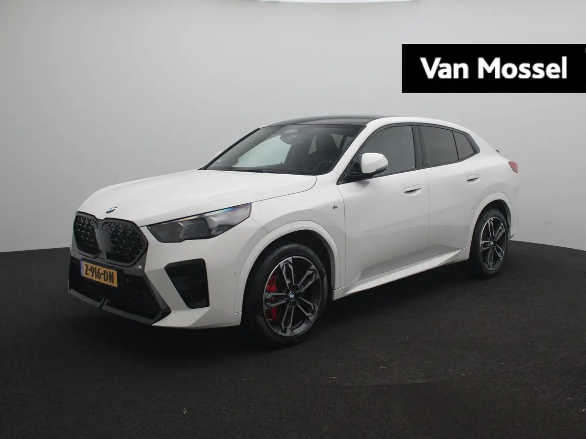 sDrive20i Launch Edition | M Sportpakket | Panoramadak | Apple Carplay/Android Auto | Elek. Trekhaak | Alarm klasse 5 | Adaptieve LED Koplampen | Sfeerverlichting |
