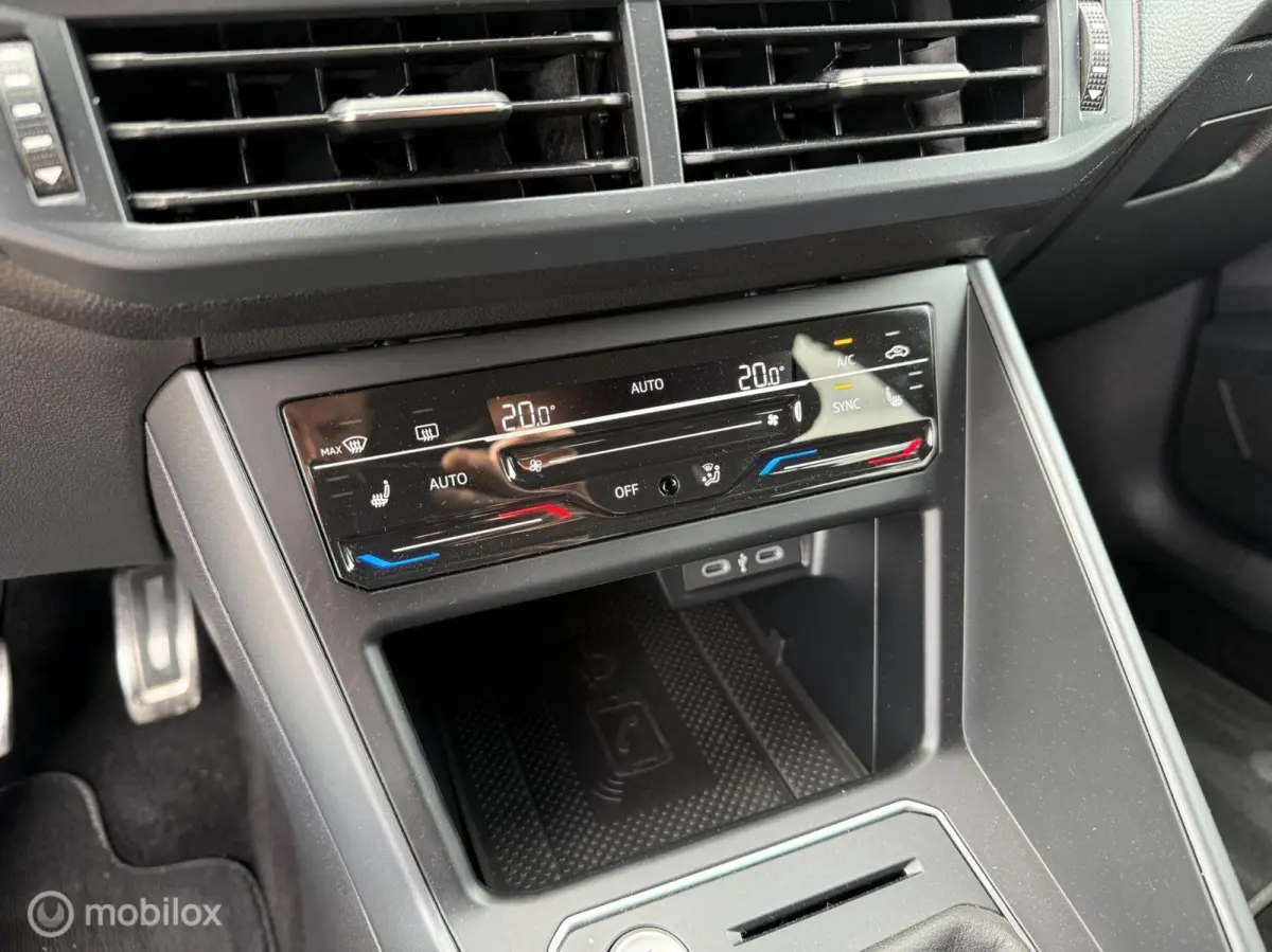 1.0 TSI R-Line Business / CarPlay / Camera