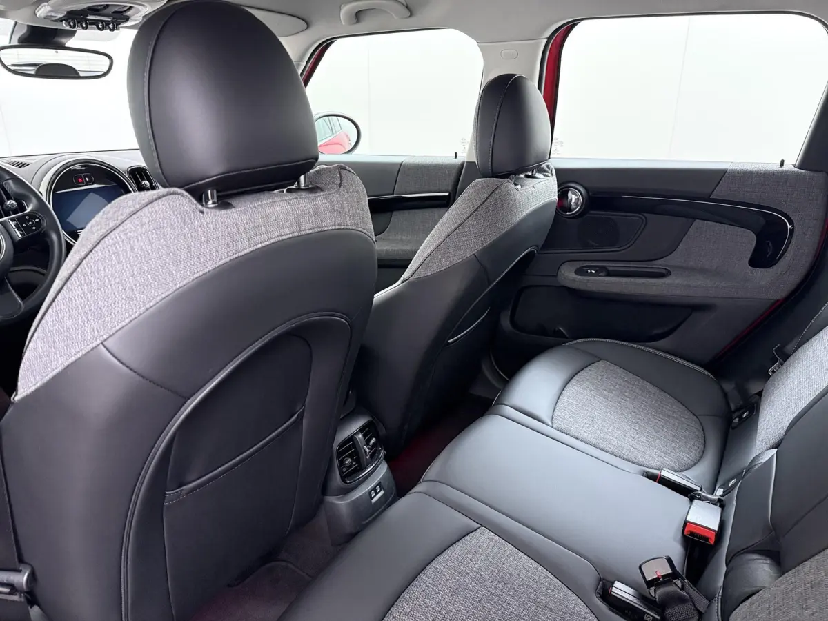1.5 Cooper ALL4 VAN:26.900,- VOOR:23.330,- UW HERFSTVOORDEEL:3.570,- RIJKLAARPRIJS INC. 12 MND BOVAG GARANTIE | SPORTSTOELEN | AFN. TREKHAAK | 4X4 | STOELVERWARMING|