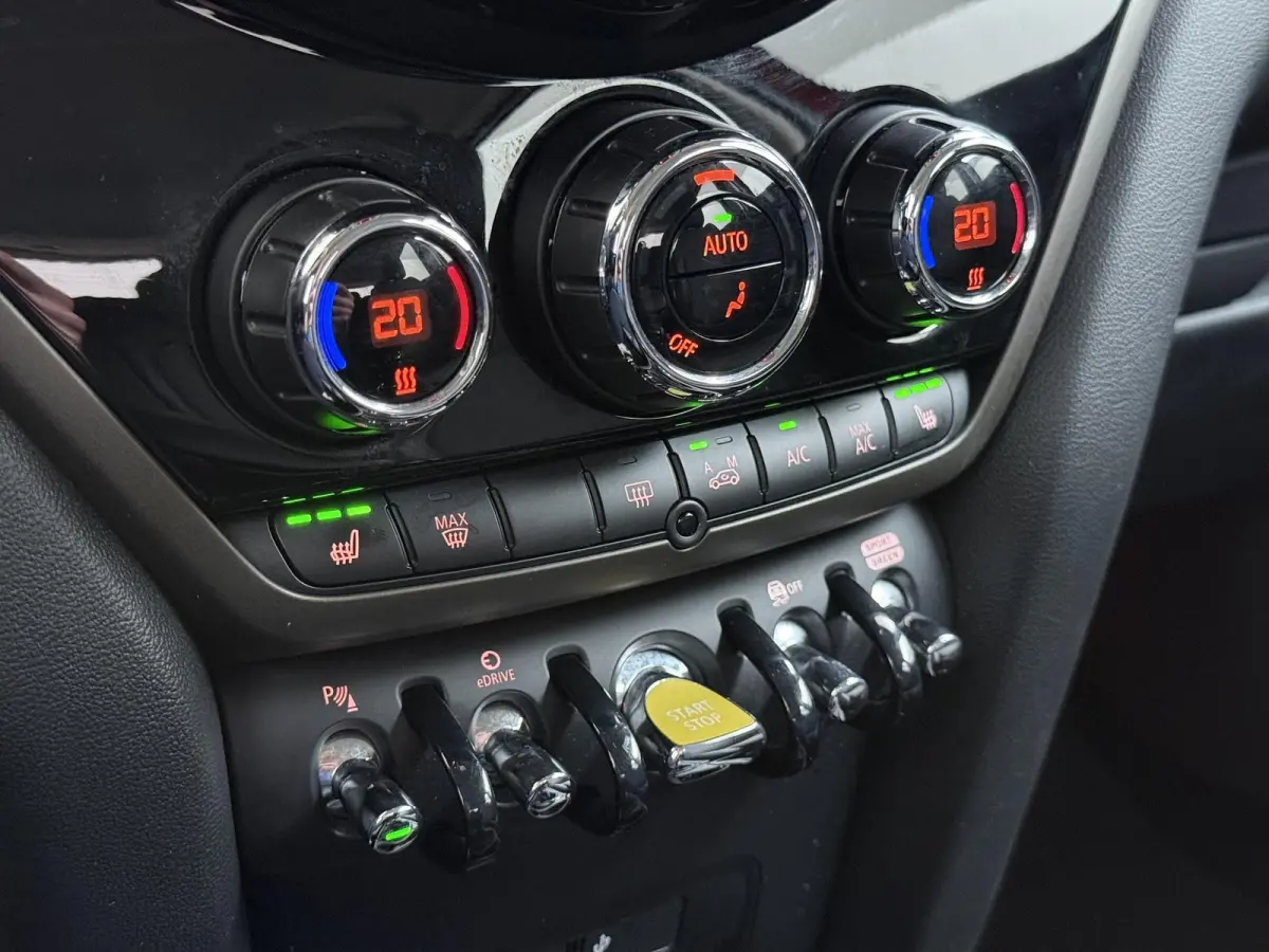 1.5 Cooper ALL4 VAN:26.900,- VOOR:23.330,- UW HERFSTVOORDEEL:3.570,- RIJKLAARPRIJS INC. 12 MND BOVAG GARANTIE | SPORTSTOELEN | AFN. TREKHAAK | 4X4 | STOELVERWARMING|