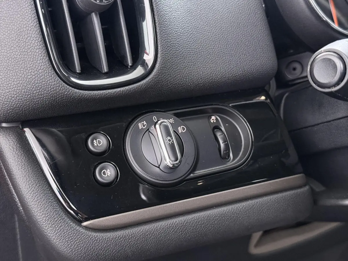 1.5 Cooper ALL4 VAN:26.900,- VOOR:23.330,- UW HERFSTVOORDEEL:3.570,- RIJKLAARPRIJS INC. 12 MND BOVAG GARANTIE | SPORTSTOELEN | AFN. TREKHAAK | 4X4 | STOELVERWARMING|