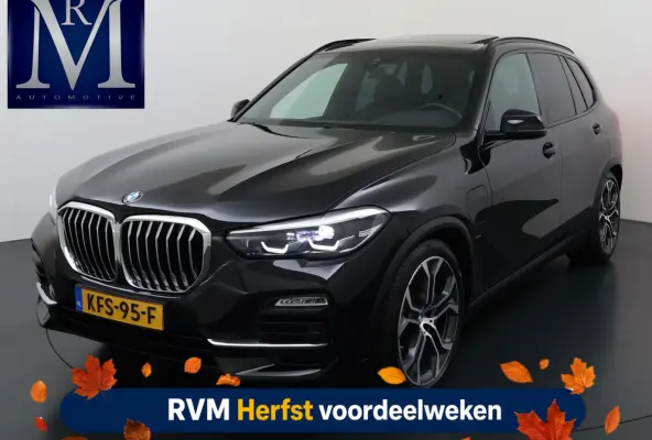 xDrive45e High Executive VAN: 54.900,- VOOR: 49.877,- UW HERFSTVOORDEEL: 5.023,-  HARMAN KARDON| ELEK. TREKHAAK|ELEK. SCHUIF/ KANTELDAK| ACHTERBANK VERWARMING| HEAD-UP DISPLAY| DODE HOEK SEN