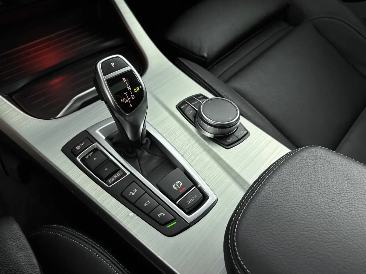 xDrive28i High Executive xLine Edition | Schuif / kanteldak | Harman / kardon | Lederen bekleding | PDC V+A en 360 Camera | Alarm | Stoelverwarming |
