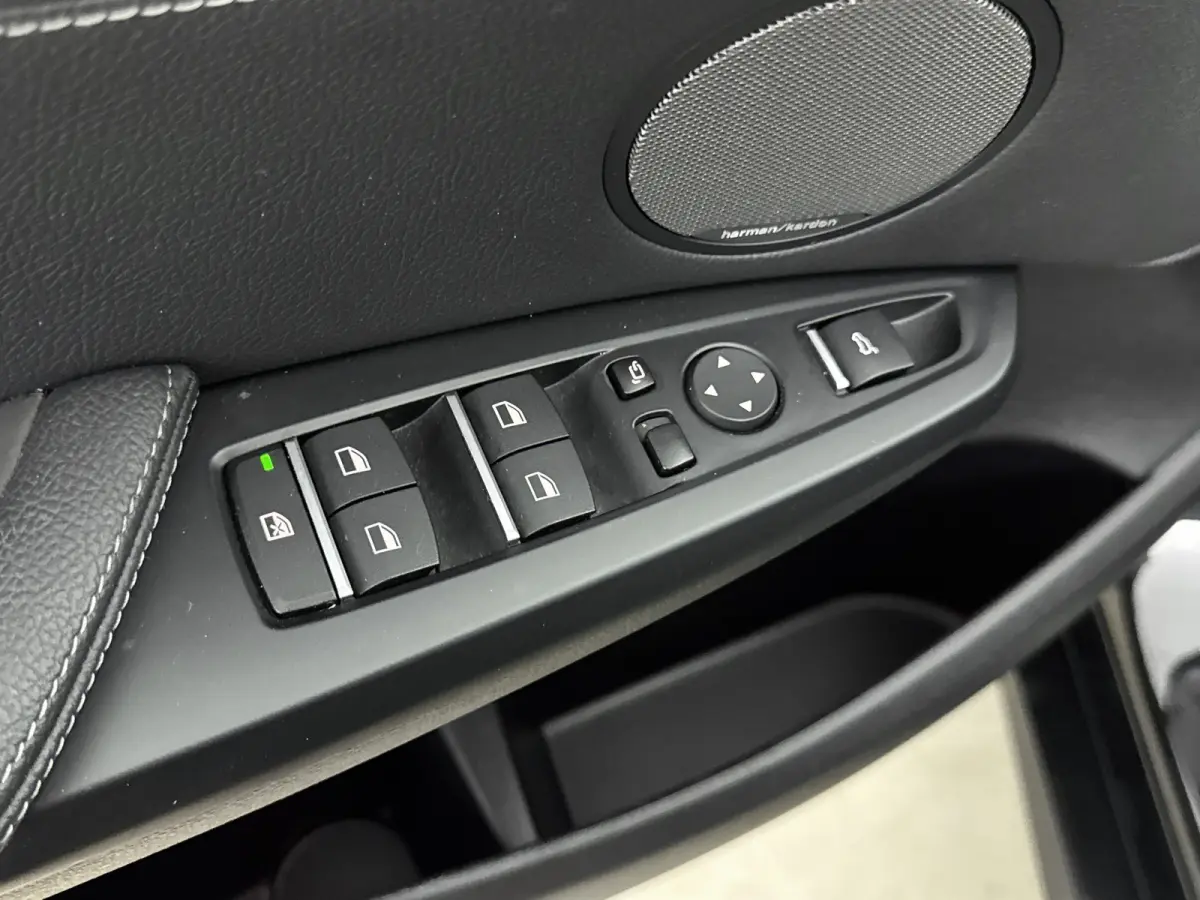 xDrive28i High Executive xLine Edition | Schuif / kanteldak | Harman / kardon | Lederen bekleding | PDC V+A en 360 Camera | Alarm | Stoelverwarming |