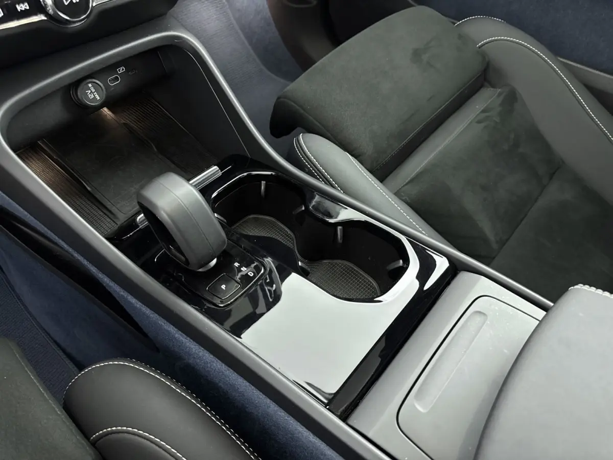 Recharge Twin Intro Edition 78 kWh | PDC V+A en 360 Camera | Elektrische achterklep | AWD | Panoramadak | Alcantara Bekleding | Keyless | Extra getint glas |