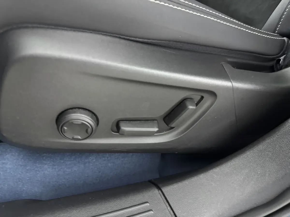Recharge Twin Intro Edition 78 kWh | PDC V+A en 360 Camera | Elektrische achterklep | AWD | Panoramadak | Alcantara Bekleding | Keyless | Extra getint glas |