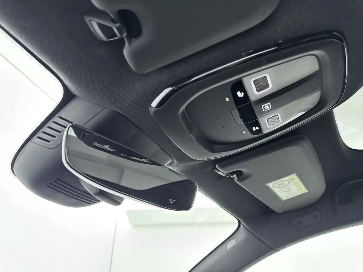 Recharge Twin Intro Edition 78 kWh | PDC V+A en 360 Camera | Elektrische achterklep | AWD | Panoramadak | Alcantara Bekleding | Keyless | Extra getint glas |