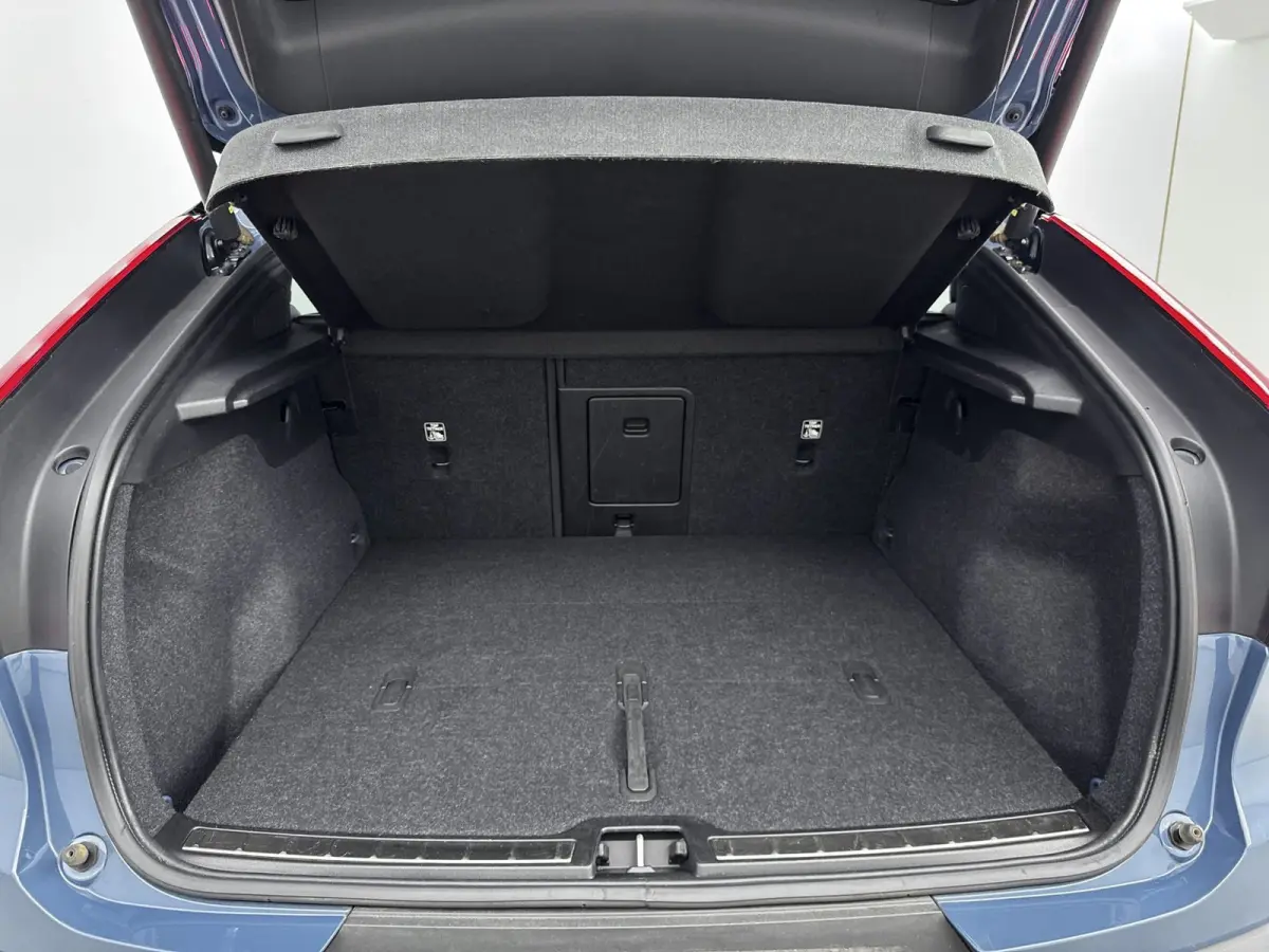 Recharge Twin Intro Edition 78 kWh | PDC V+A en 360 Camera | Elektrische achterklep | AWD | Panoramadak | Alcantara Bekleding | Keyless | Extra getint glas |