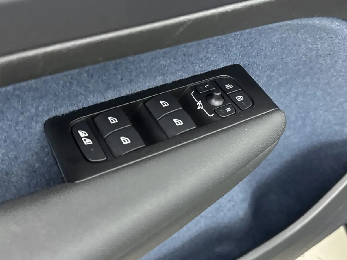 Recharge Twin Intro Edition 78 kWh | PDC V+A en 360 Camera | Elektrische achterklep | AWD | Panoramadak | Alcantara Bekleding | Keyless | Extra getint glas |
