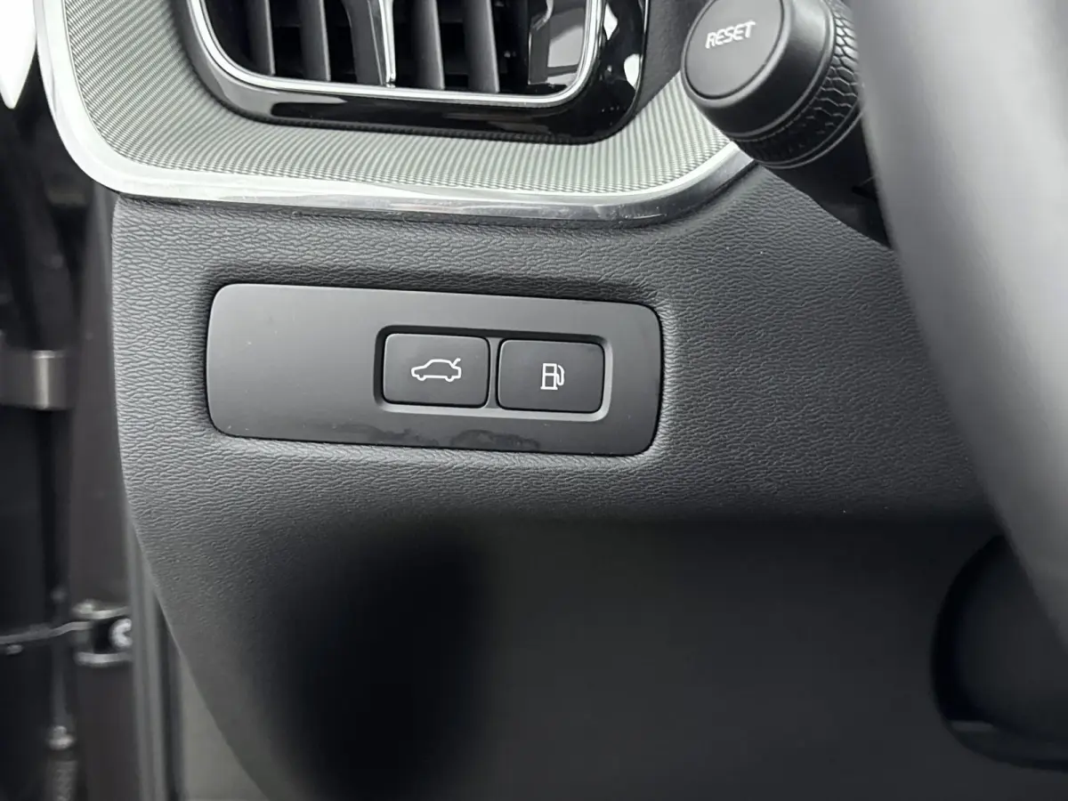 2.0 T8 Plug-in hybrid AWD Ultra Dark | Trekhaak | Bower & Wilkins | Luchtvering |  PDC V+A en 360 camera | 21 inch LM | Extra getint glas |
