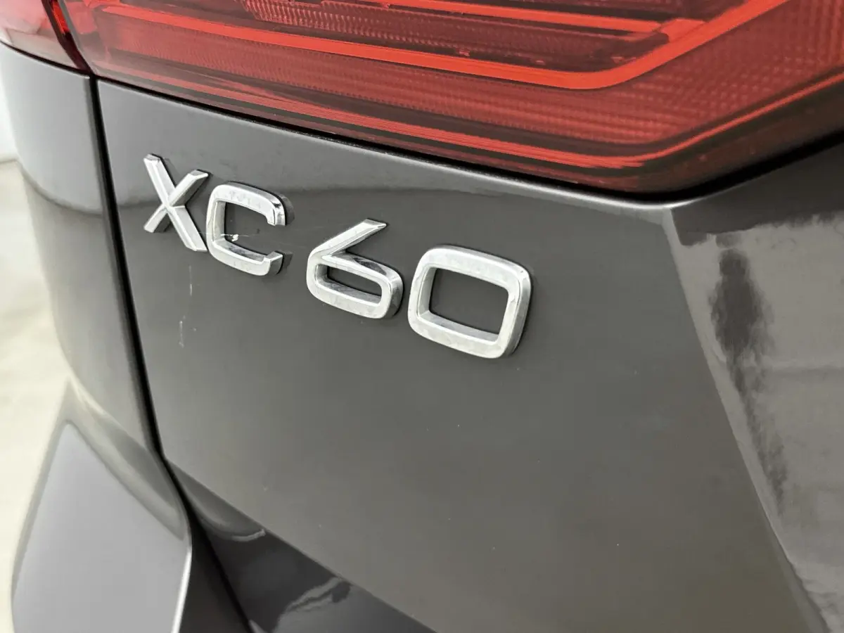 2.0 T8 Plug-in hybrid AWD Ultra Dark | Trekhaak | Bower & Wilkins | Luchtvering |  PDC V+A en 360 camera | 21 inch LM | Extra getint glas |