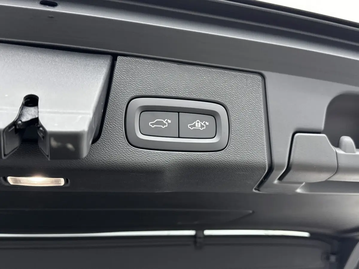 2.0 T8 Plug-in hybrid AWD Ultra Dark | Trekhaak | Bower & Wilkins | Luchtvering |  PDC V+A en 360 camera | 21 inch LM | Extra getint glas |