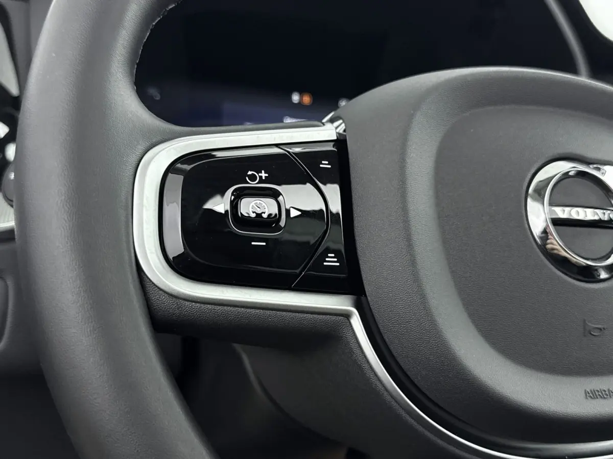 2.0 T8 Plug-in hybrid AWD Ultra Dark | Trekhaak | Bower & Wilkins | Luchtvering |  PDC V+A en 360 camera | 21 inch LM | Extra getint glas |