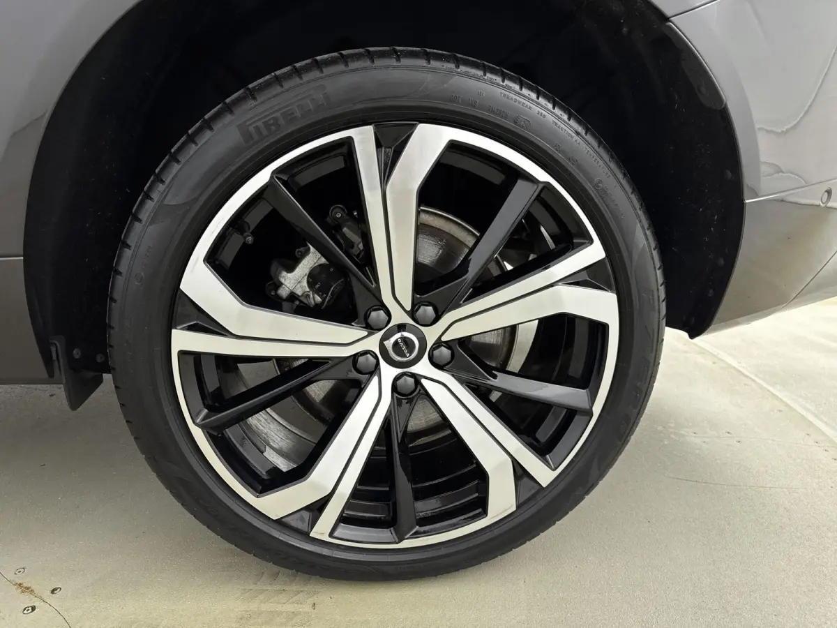 2.0 T8 Plug-in hybrid AWD Ultra Dark | Trekhaak | Bower & Wilkins | Luchtvering |  PDC V+A en 360 camera | 21 inch LM | Extra getint glas |