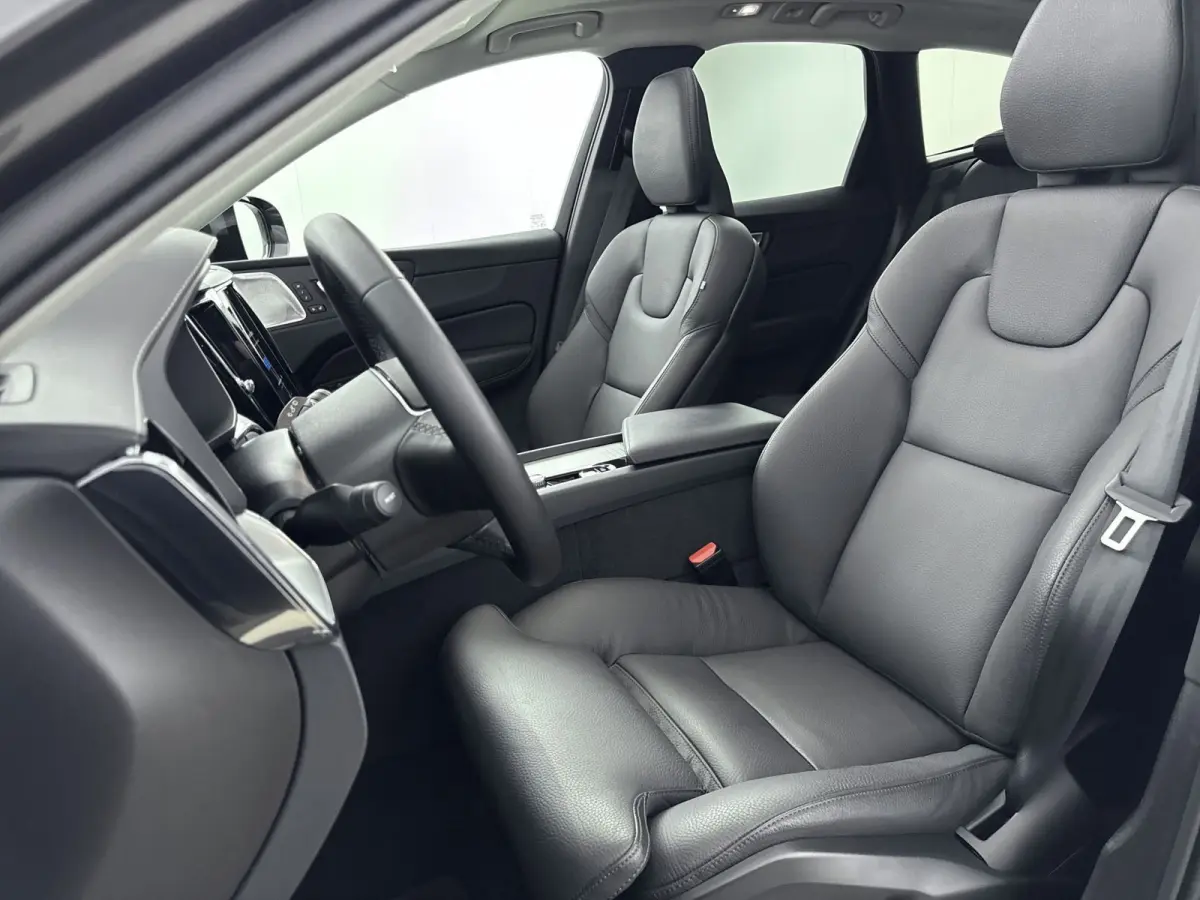 2.0 T8 Plug-in hybrid AWD Ultra Dark | Trekhaak | Bower & Wilkins | Luchtvering |  PDC V+A en 360 camera | 21 inch LM | Extra getint glas |