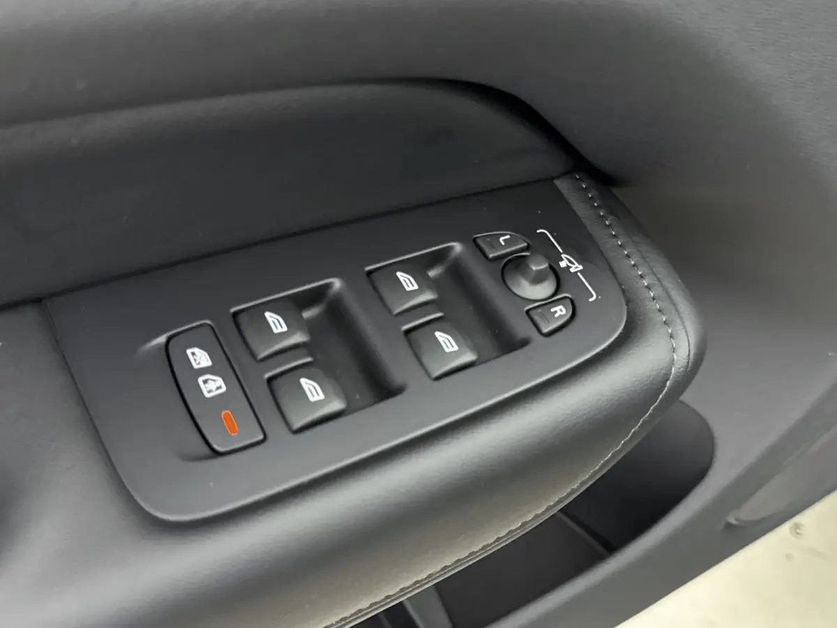 2.0 T8 Plug-in hybrid AWD Ultra Dark | Trekhaak | Bower & Wilkins | Luchtvering |  PDC V+A en 360 camera | 21 inch LM | Extra getint glas |