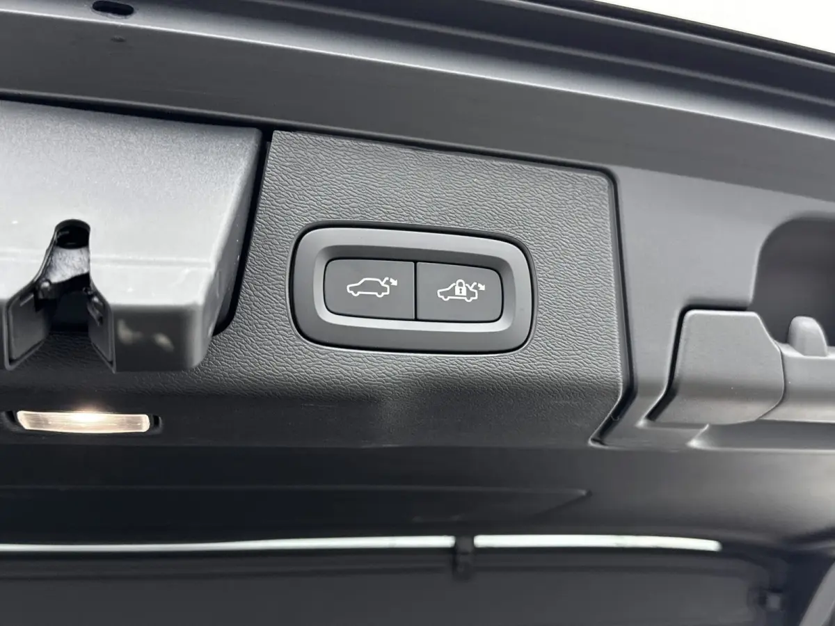 2.0 T8 Plug-in hybrid AWD Ultra Dark | Trekhaak | Bower & Wilkins | Luchtvering |  PDC V+A en 360 camera | 21 inch LM | Extra getint glas |