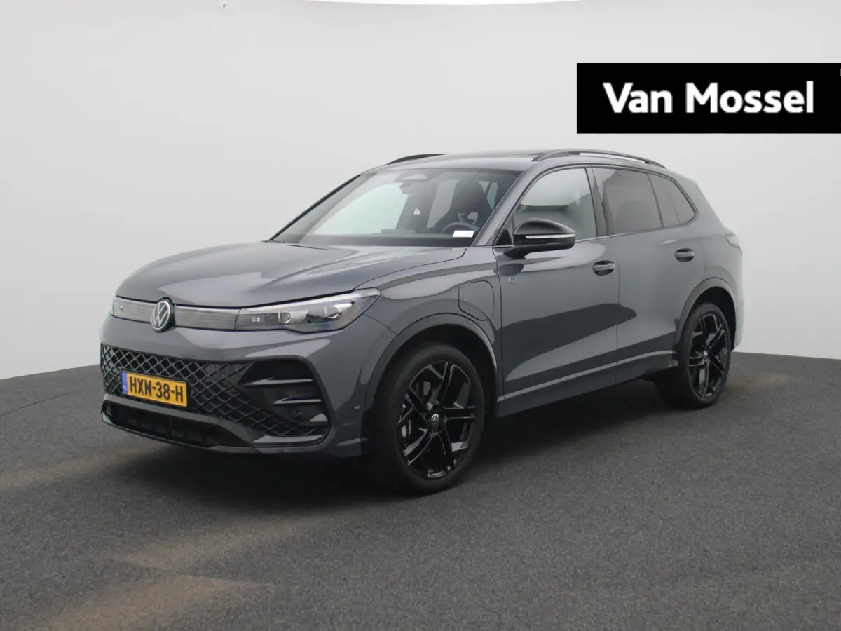 1.5 eHybrid R-Line Edition 204 PK| Origineel Nederlands | 1e Eigenaar | Panoramdak | Navigatie | Achteruitrijcamera | Achterklep Elektrisch | Stoelverwarming | Stuurwielverwarming