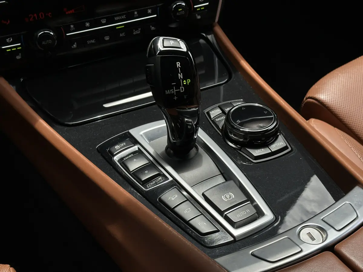 550xi V8 M Sport 449 pk NAP, Panoramdak, Trekhaak, Massage