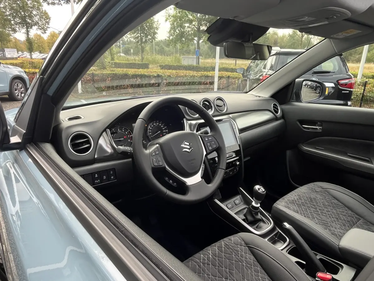 1.4 Boosterjet Smart Hybrid Style | €2.000,- voordeel | Uit voorraad leverbaar | 0886 | Pano | Adapt. Cruise | Camera | Dodehoek | Rijstrook | Stoelverwarming | etc. etc.