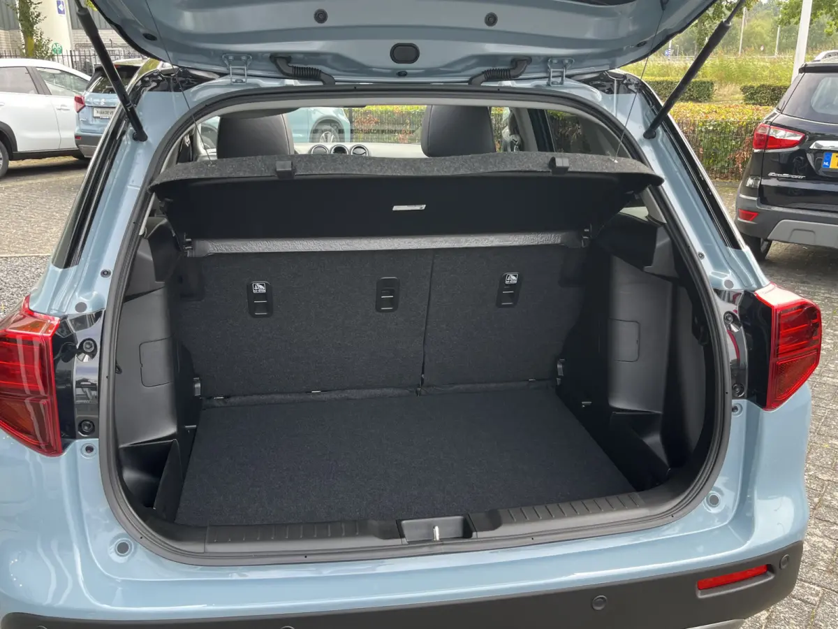 1.4 Boosterjet Smart Hybrid Style | €2.000,- voordeel | Uit voorraad leverbaar | 0886 | Pano | Adapt. Cruise | Camera | Dodehoek | Rijstrook | Stoelverwarming | etc. etc.