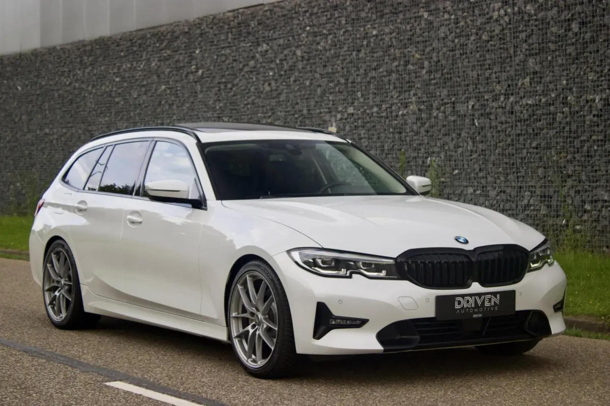 BMW 330i Touring|Pano - Parelmoer Wit - Live Cockpit - 1 Eig