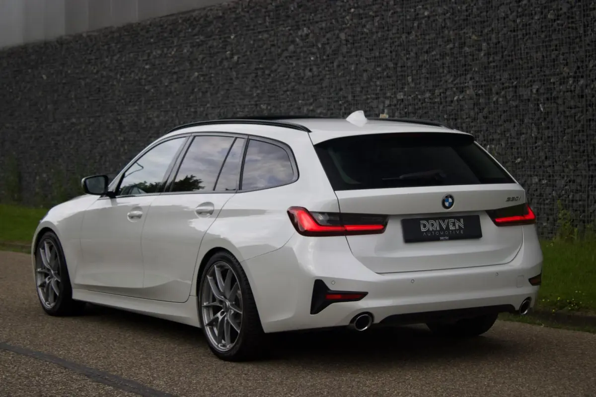 BMW 330i Touring|Pano - Parelmoer Wit - Live Cockpit - 1 Eig
