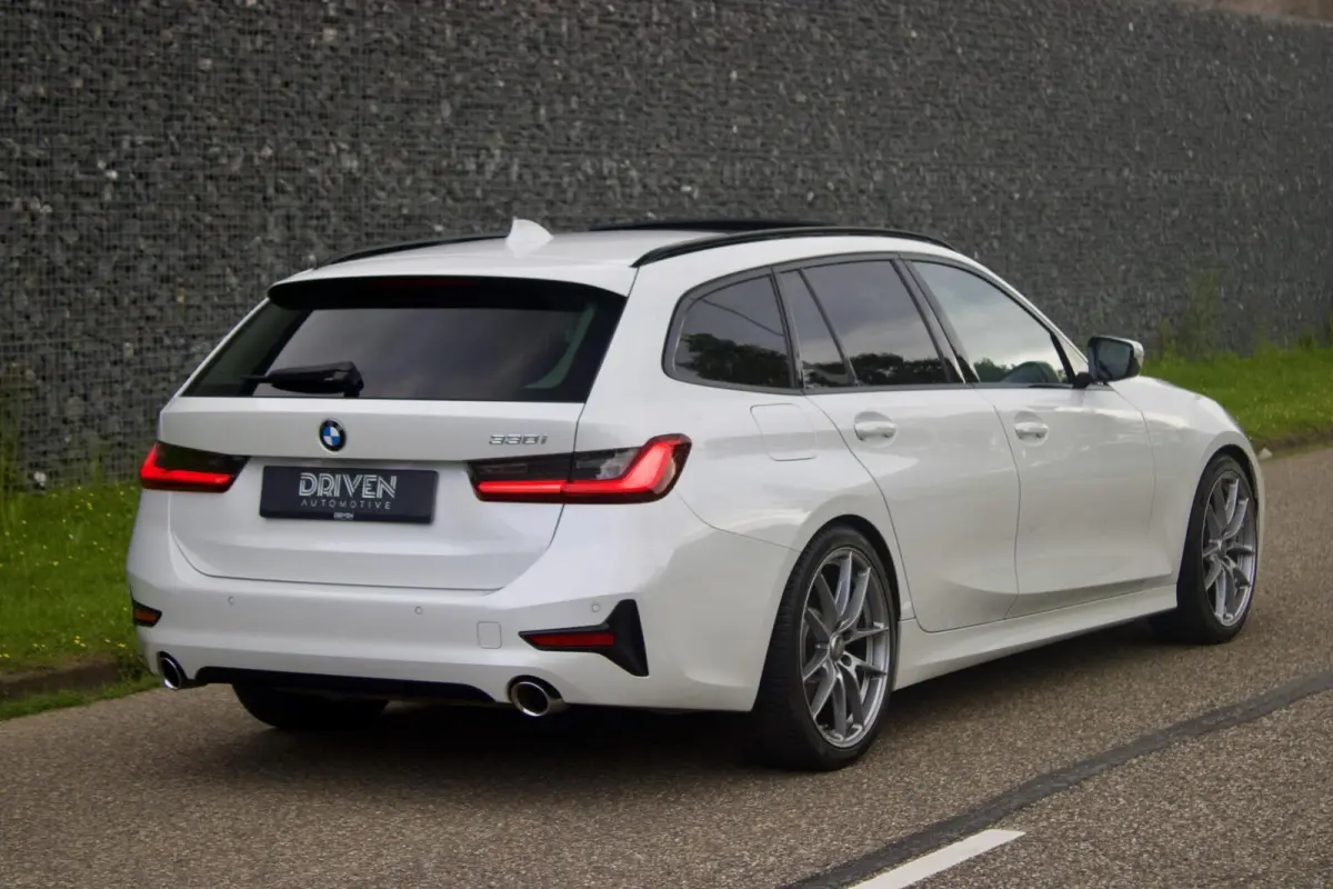 BMW 330i Touring|Pano - Parelmoer Wit - Live Cockpit - 1 Eig