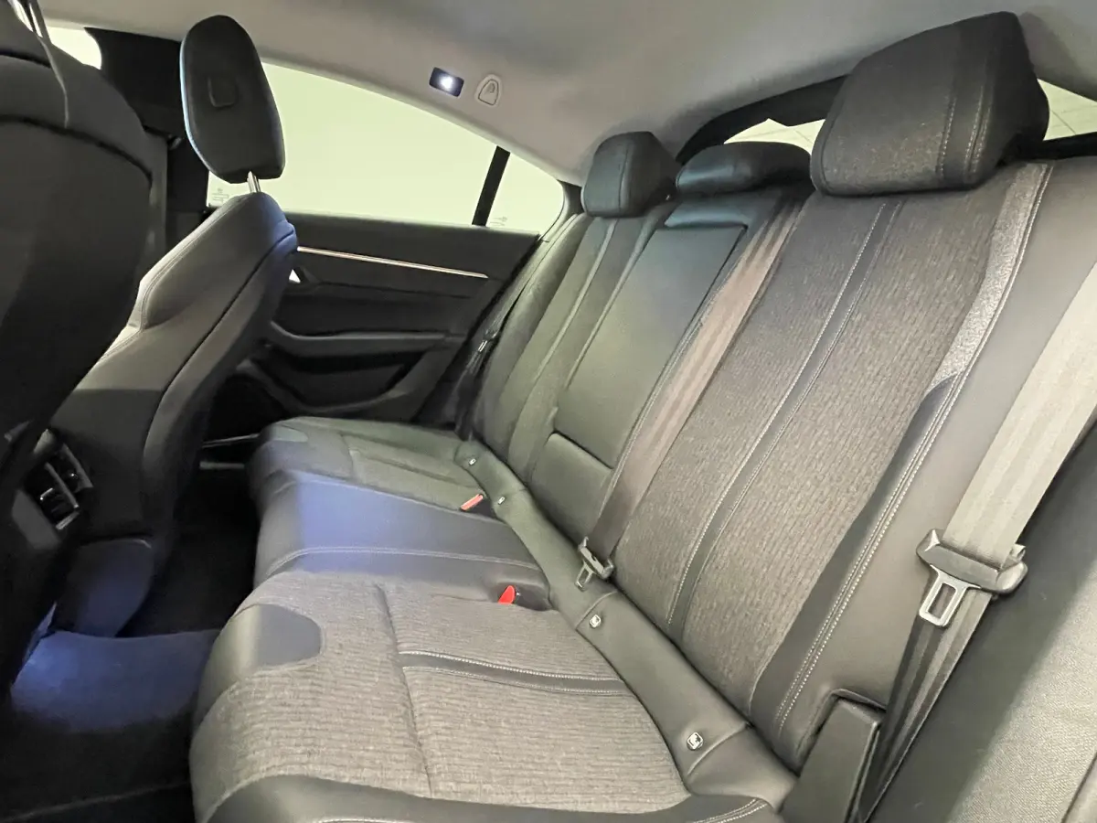 1.6 PureTech Blue Lease Allure Adaptieve Cruise | 17" Lichtmetaal | Trekhaak | Leder/Stof | Carplay | LED | Parkeersensoren | Navigatie | Achteruitrijcamera | Airco (automatisch) | Apple Car
