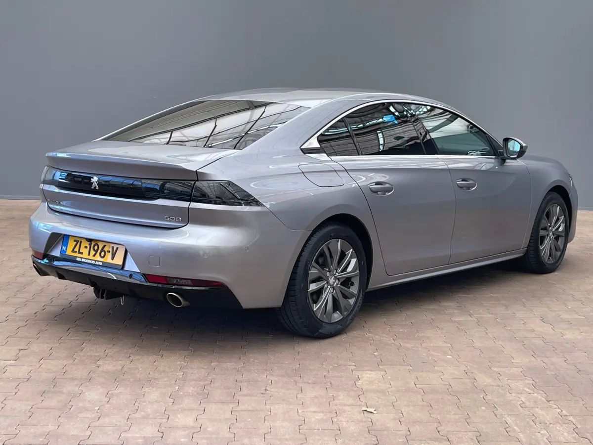 1.6 PureTech Blue Lease Allure Adaptieve Cruise | 17" Lichtmetaal | Trekhaak | Leder/Stof | Carplay | LED | Parkeersensoren | Navigatie | Achteruitrijcamera | Airco (automatisch) | Apple Car