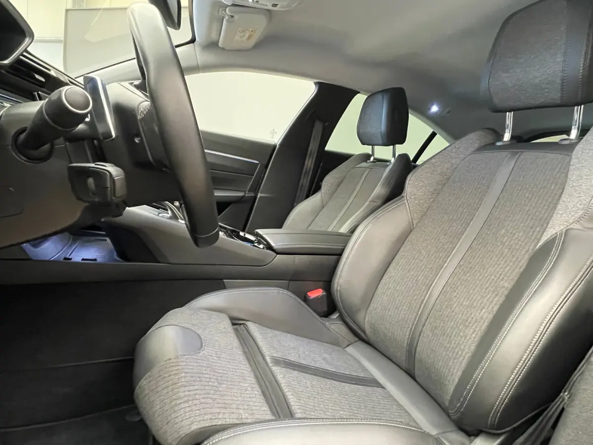 1.6 PureTech Blue Lease Allure Adaptieve Cruise | 17" Lichtmetaal | Trekhaak | Leder/Stof | Carplay | LED | Parkeersensoren | Navigatie | Achteruitrijcamera | Airco (automatisch) | Apple Car