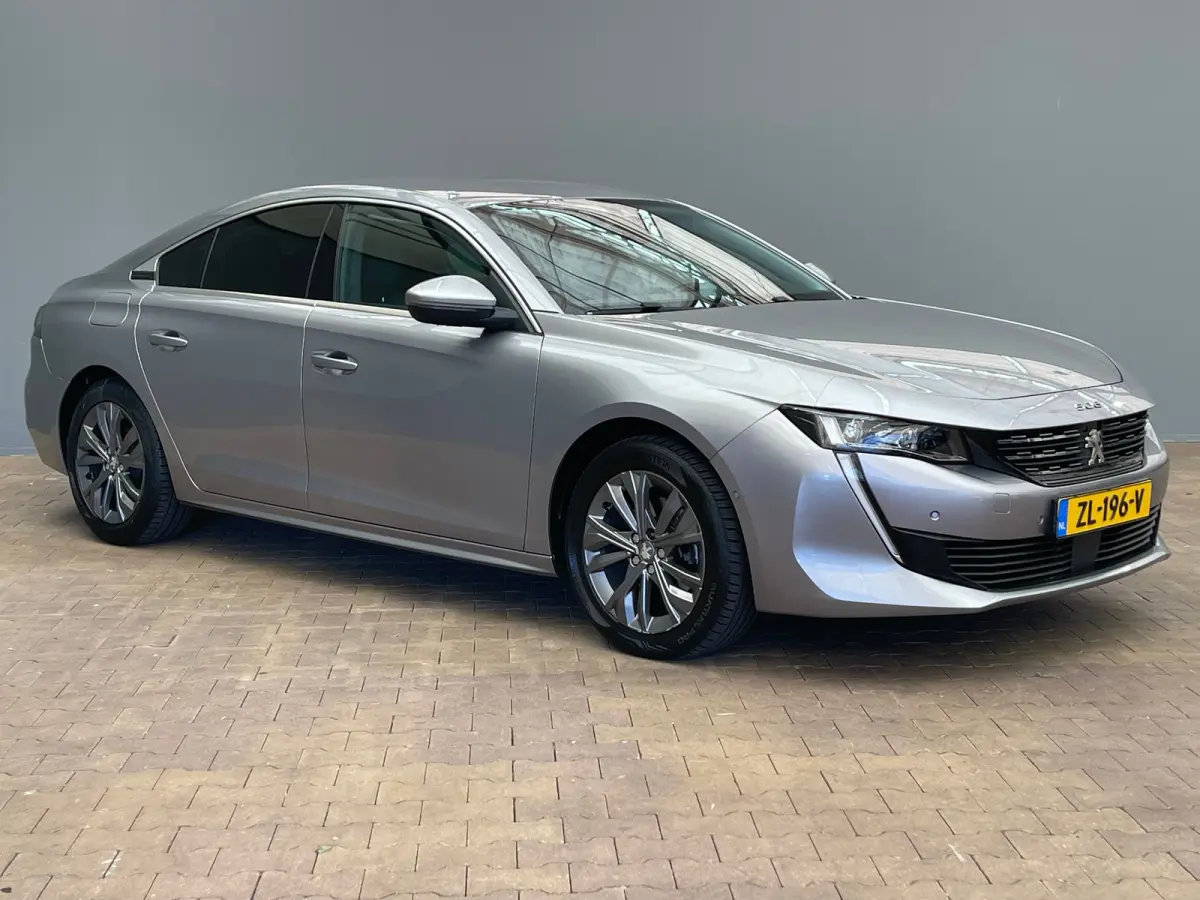 1.6 PureTech Blue Lease Allure Adaptieve Cruise | 17" Lichtmetaal | Trekhaak | Leder/Stof | Carplay | LED | Parkeersensoren | Navigatie | Achteruitrijcamera | Airco (automatisch) | Apple Car