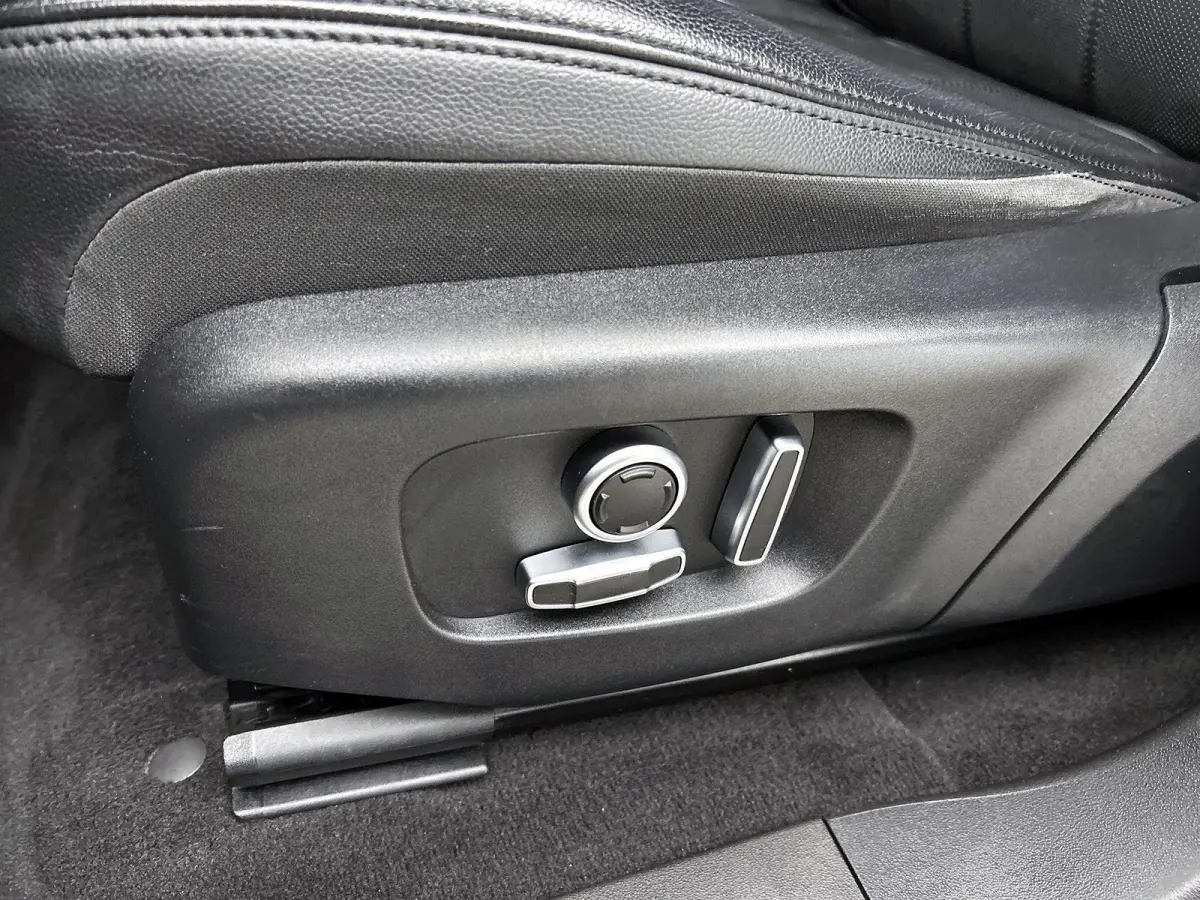 1.5 P300e AWD R-Dynamic S | Apple Carplay / Android Auto | 4x4 | Leder | Meridian Audio | Stoel/Stuurverwarming | Camera | Elektrische Achterklep | Voorruitverwarming | Elektrische Stoelen |
