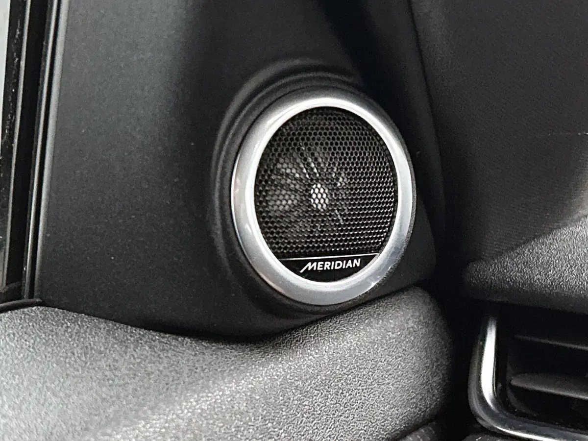 1.5 P300e AWD R-Dynamic S | Apple Carplay / Android Auto | 4x4 | Leder | Meridian Audio | Stoel/Stuurverwarming | Camera | Elektrische Achterklep | Voorruitverwarming | Elektrische Stoelen |