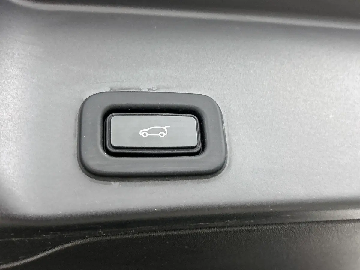 1.5 P300e AWD R-Dynamic S | Apple Carplay / Android Auto | 4x4 | Leder | Meridian Audio | Stoel/Stuurverwarming | Camera | Elektrische Achterklep | Voorruitverwarming | Elektrische Stoelen |