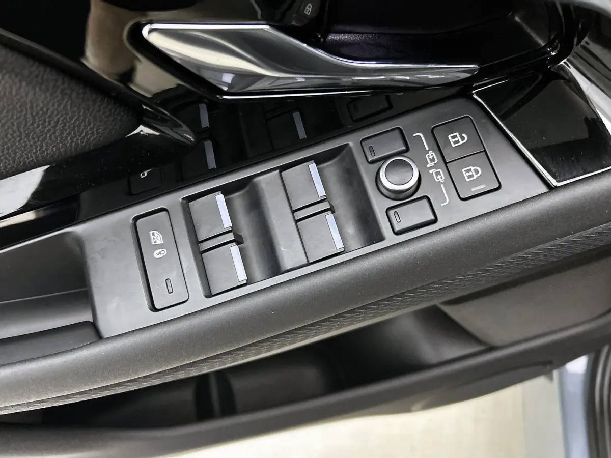 1.5 P300e AWD R-Dynamic S | Apple Carplay / Android Auto | 4x4 | Leder | Meridian Audio | Stoel/Stuurverwarming | Camera | Elektrische Achterklep | Voorruitverwarming | Elektrische Stoelen |