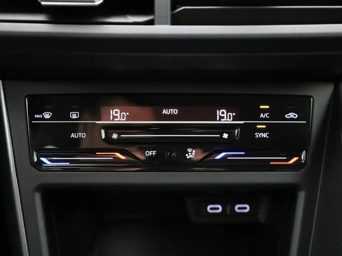 1.0 TSI Style | Apple carplay | IQ Light | Achteruitrijcamera | Virtual cockpit | Apple carplay | Climate control |
