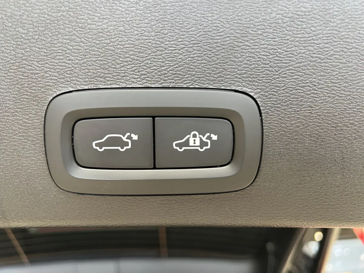 1.5 T4 Plug-in hybrid Plus Dark | BLIS | Camera | Stoelverwarming | Adaptieve Cruise Control | Lederen Bekleding |